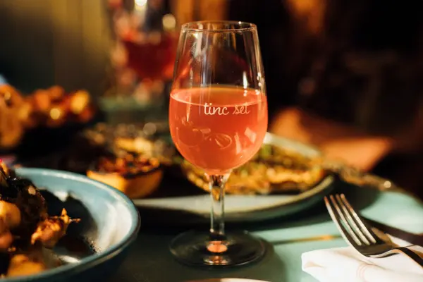 Glas orangevin med tapas