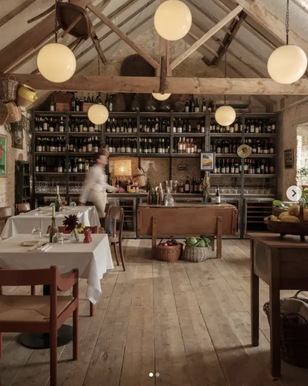 Rustik restaurang med vinhyllor — BRUT Bistro i Gdańsk där Maciej Łyko kuraterar 150+ naturviner