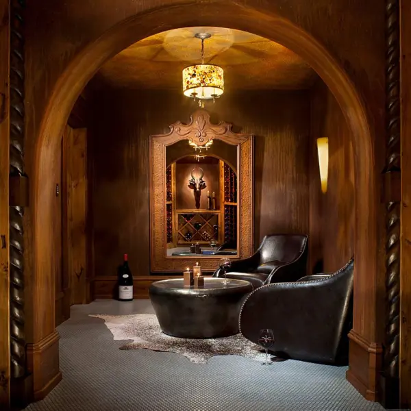 Naturvinbar med stämningsfull belysning och vinflaskor